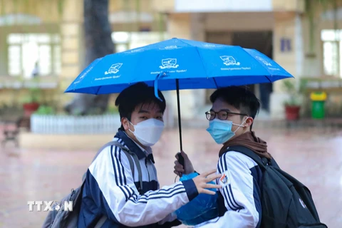 [Photo] Hà Nội: Học sinh khối 12 trường THPT Việt Đức đi học trực tiếp