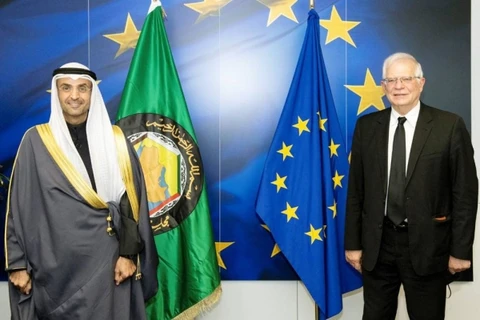 Đại diện cấp cao của Liên minh châu Âu Josep Borrell (phải) và Tổng thư ký GCC Nayef Falah Al-Hajraf. (Nguồn: saudigazette.com.sa)