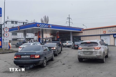Các phương tiện xếp hàng tại trạm xăng ở Almaty, Kazakhstan, ngày 11/1/2022. (Ảnh: THX/TTXVN)