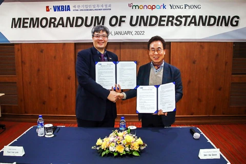 Tiến sỹ Trần Hải Linh, Chủ tịch VKBIA (trái) và ông Shin Dal-soon, Chủ tịch Tập đoàn Yongpyung Resort (phải) tại lễ ký kết MOU ngày 20/1. (Ảnh: Anh Nguyên/Vietnam+)