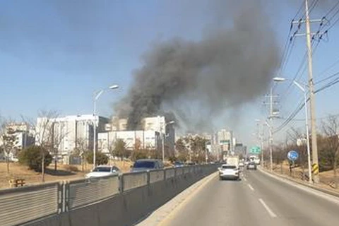 Khói bốc lên từ đám cháy nhà máy sản xuất pin ở Cheongju. (Nguồn: koreaherald.com)