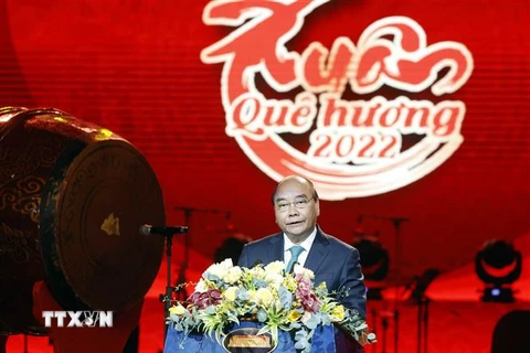 Chủ tịch nước Nguyễn Xuân Phúc phát biểu tại Chương trình Xuân Quê hương năm 2022. (Ảnh: Thống Nhất/TTXVN)