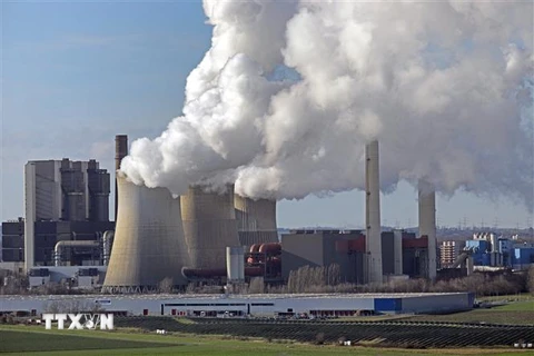Khói bốc lên từ một nhà máy điện tại Eschweiler, Đức ngày 16/1/2020. (Ảnh: AFP/TTXVN)