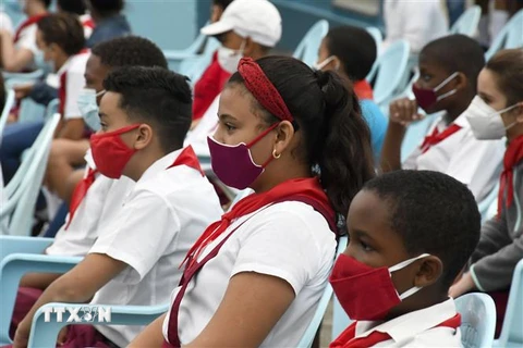 Học sinh đeo khẩu trang phòng dịch COVID-19 tại trường học ở La Habana, Cuba, ngày 15/11/2021. (Ảnh: THX/TTXVN)