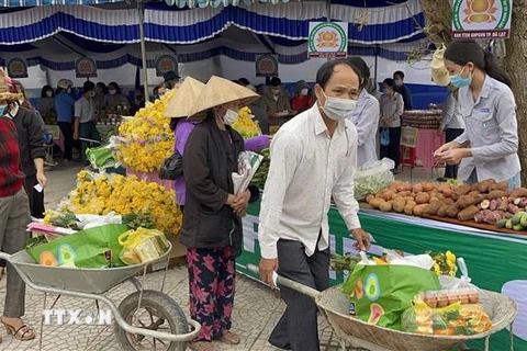 Người dân xã Triệu Thuận, huyện Triệu Phong nhận các mặt hàng thiết yếu cho dịp Tết từ các gian hàng của phiên chợ 0 đồng. (Ảnh: Thanh Thủy/TTXVN)