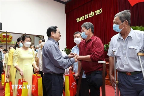  Thủ tướng Phạm Minh Chính chúc Tết, thăm hỏi động viên, thương binh, gia đình liệt sỹ. (Ảnh: Dương Giang/TTXVN)
