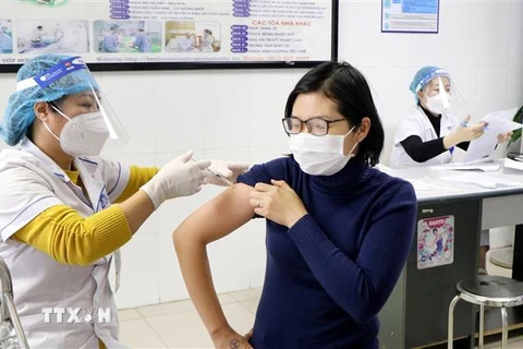 Tiêm vaccine phòng COVID-19 cho người dân tại Phú Thọ. (Ảnh: Trung Kiên/TTXVN)
