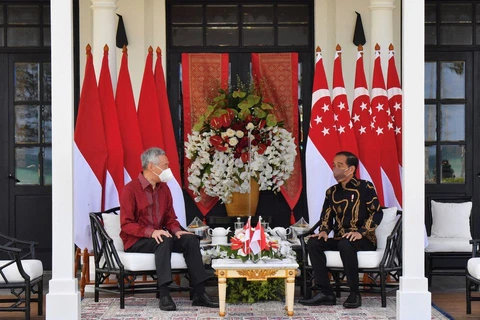 Thủ tướng Singapore Lý Hiển Long hội đàm với Tổng thống Indonesia Joko Widodo tại đảo Bintan của Indonesia ngày 25/1 năm 2022. (Nguồn: Reuters)
