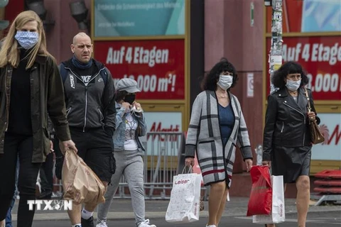 Người dân mua sắm tại Berlin, Đức. (Ảnh: AFP/TTXVN)