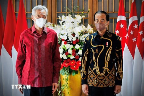 Tổng thống Indonesia Joko Widodo (phải) và Thủ tướng Singapore Lý Hiển Long trong cuộc gặp ở đảo Bintan, Indonesia, ngày 25/1/2022. (Ảnh: AFP/TTXVN)