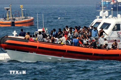 Tàu của lực lượng tuần duyên Italy tham gia chiến dịch giải cứu người di cư tại cảng Palermo, Sicily, Italy. (Ảnh: AFP/TTXVN)