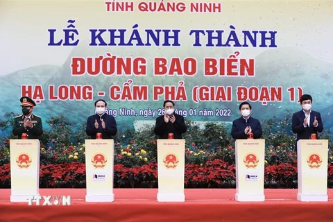 Thủ tướng Phạm Minh Chính và các đại biểu thực hiện nghi thức khánh thành đường bao biển Hạ Long-Cẩm Phả (giai đoạn 1). (Ảnh: Dương Giang/TTXVN)