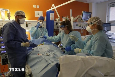 Nhân viên y tế điều trị cho bệnh nhân COVID-19 tại bệnh viện ở London, Anh, ngày 27/1/2021. (Ảnh: AFP/TTXVN)