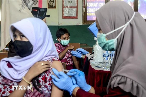 Nhân viên y tế tiêm vaccine ngừa COVID-19 cho trẻ em tại Bogor, Tây Java, Indonesia, ngày 26/1/2022. (Ảnh: THX/TTXVN)