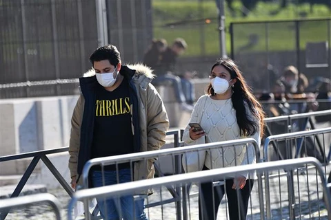 Người dân đeo khẩu trang phòng dịch COVID-19 tại Rome, Italy ngày 24/1/2022. (Ảnh: THX/TTXVN)
