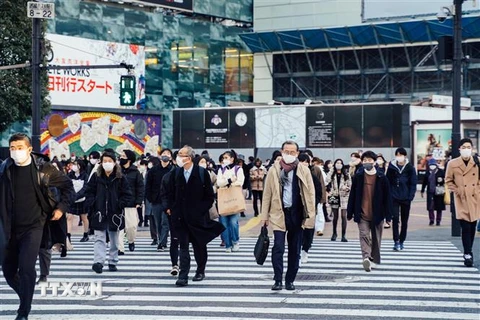 Người dân đeo khẩu trang phòng dịch COVID-19 tại Tokyo, Nhật Bản ngày 21/1/2021. (Ảnh: THX/TTXVN)
