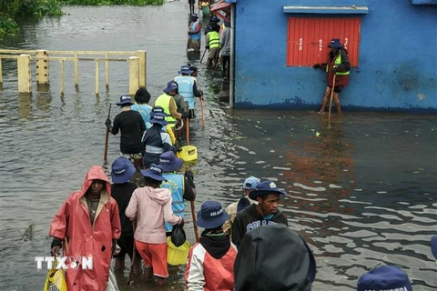 Mưa lớn do ảnh hưởng của bão Ana, gây ngập lụt tại nhiều khu vực ở Antananarivo, Madagascar, ngày 24/1/2022. (Ảnh: AFP/TTXVN)