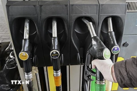 Bơm xăng cho phương tiện tại trạm xăng ở Milan, Italy. (Ảnh: AFP/TTXVN)