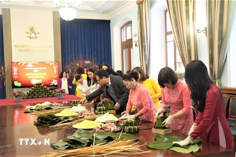 Đại sứ quán Việt Nam tại LB Nga tổ chức gói bánh chưng đón Tết Nhâm Dần 2022. (Ảnh: Duy Trinh/TTXVN)