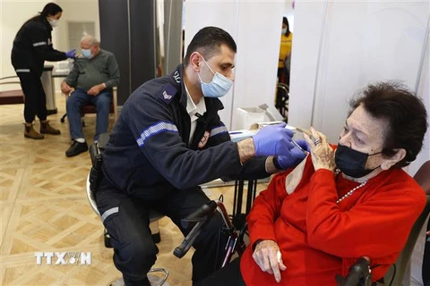 Nhân viên y tế tiêm vaccine phòng COVID-19 cho người dân tại thành phố Netanya, Israel ngày 5/1/2022. (Ảnh: AFP/TTXVN)