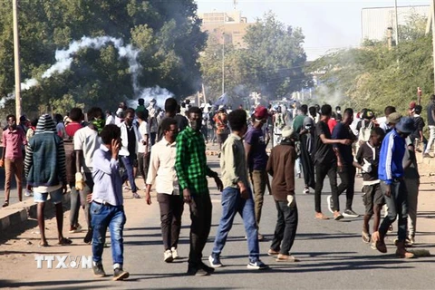 Lực lượng an ninh Sudan sử dụng hơi cay để giải tán đám đông biểu tình ở thành phố Omdurman ngày 4/1/2022. (Ảnh: AFP/TTXVN)
