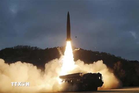 Triều Tiên phóng tên lửa. (Ảnh: YONHAPTTXVN)