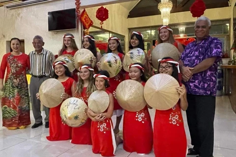 Thủ tướng Vanuatu Bob Loughman chụp ảnh lưu niệm cùng cộng đồng người Việt Nam tại buổi lễ. (Nguồn: baoquocte.vn)