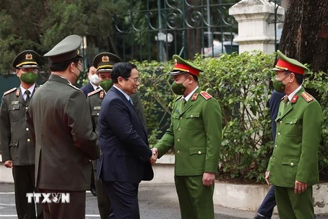 Thủ tướng Phạm Minh Chính đến thăm kiểm tra công tác đảm bảo an ninh trật tự của Công an Thành phố Hà Nội. (Ảnh: Dương Giang/TTXVN)