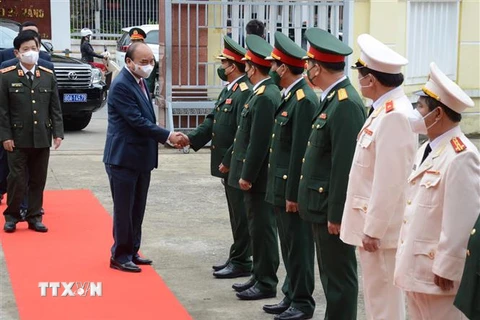 Chủ tịch nước Nguyễn Xuân Phúc thăm, chúc Tết các lực lượng vũ trang thành phố Đà Nẵng. (Ảnh: Quốc Dũng/TTXVN)