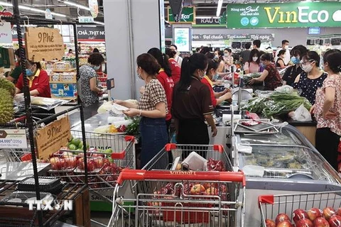 Người dân mua sắm tại siêu thị VinMart - Times City. (Ảnh: Thanh Tùng/TTXVN)