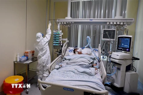 Nhân viên y tế điều trị cho bệnh nhân COVID-19 tại bệnh viện ở Saint Petersburg, Nga. (Ảnh: AFP/TTXVN)