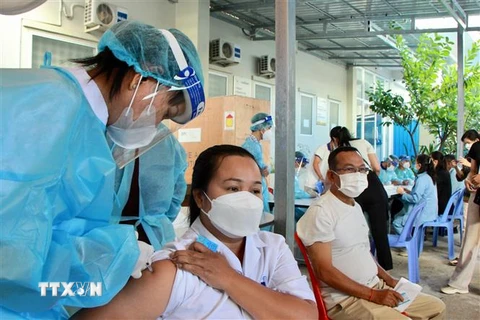 Một điểm tiêm chủng vaccine ngừa COVID-19 tại Phnom Penh, Campuchia, ngày 14/1/2022. (Ảnh: THX/TTXVN)