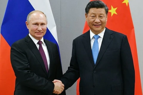 Tổng thống Nga Vladimir Putin và Chủ tịch Trung Quốc Tập Cận Bình chụp ảnh chung trước cuộc hội đàm tại Bắc Kinh. (Ảnh: AP)