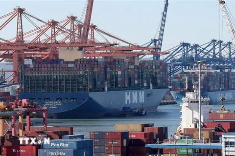 Container hàng hóa được bốc dỡ tại cảng Busan, Hàn Quốc, ngày 1/1/2022. (Ảnh: Yonhap/TTXVN)