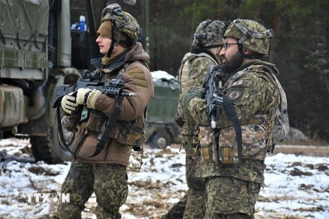 Binh sỹ NATO tham gia cuộc tập trận ở Hohenfels, Đức, ngày 31/1/2022. (Ảnh: AFP/TTXVN)