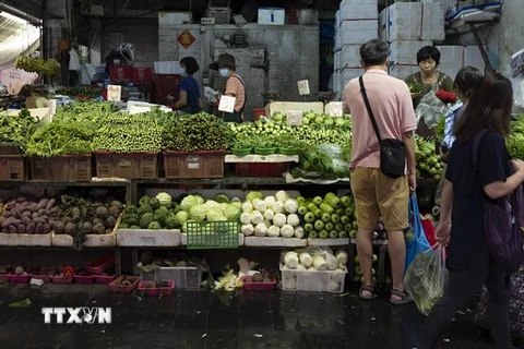 Người dân mua rau củ tại một khu chợ ở Hong Kong, Trung Quốc, ngày 26/9/2020. (Ảnh: AFP/TTXVN)