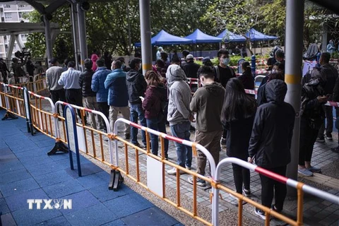 Người dân đợi xét nghiệm COVID-19 sau khi tòa nhà chung cư bị phong tỏa tại Hong Kong, Trung Quốc, ngày 22/1/2022. (Ảnh: AFP/TTXVN)