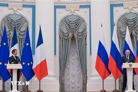Tổng thống Nga Vladimir Putin (phải) và Tổng thống Pháp Emmanuel Macron (trái) tại cuộc họp báo chung sau hội đàm ở Moskva, Nga, ngày 7/2/2022. (Ảnh: AFP/TTXVN)