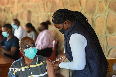 Tiêm vaccine ngừa COVID-19 tại Gaborone, Botswana. (Ảnh: THX/TTXVN)