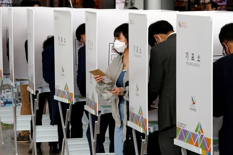 Các cử tri bỏ phiếu trong cuộc bầu cử quốc hội tháng 4/2020 tại một điểm bỏ phiếu ở Seoul. Ảnh minh họa. (Nguồn: Reuters)