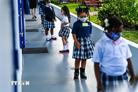 Học sinh đeo khẩu trang phòng dịch COVID-19 tại trường học ở Miami, Mỹ, ngày 18/8/2021. (Ảnh: AFP/TTXVN)