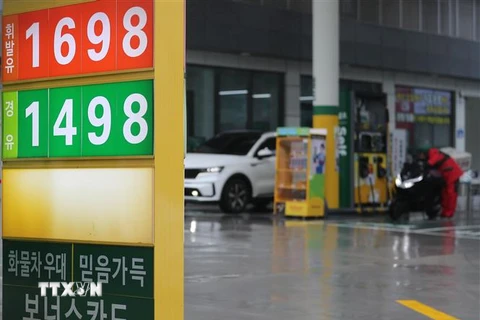 Giá xăng dầu được niêm yết tại một trạm xăng ở Seoul, Hàn Quốc. (Ảnh: Yonhap/TTXVN)