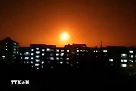 Khói lửa bốc lên sau vụ không kích của Israel xuống khu vực không xác định ở Syria ngày 6/2/2020. (Ảnh: AFP/TTXVN)