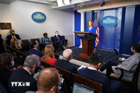 Người phát ngôn Nhà Trắng Jen Psaki phát biểu tại cuộc họp báo ở Washington, DC. (Ảnh: AFP/TTXVN)