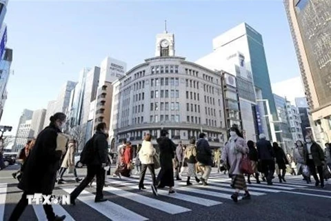 Người dân đeo khẩu trang phòng lây nhiễm COVID-19 tại Tokyo, Nhật Bản, ngày 3/2/2022. (Ảnh: Kyodo/TTXVN)