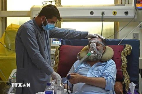 Điều trị cho bệnh nhân nhiễm COVID-19 tại một bệnh viện ở Kabul, Afghanistan. (Ảnh: AFP/TTXVN)
