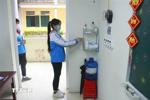 Công tác phòng chống dịch COVID-19 tại các trường học tỉnh Ninh Bình. (Ảnh: Hải Yến/TTXVN)