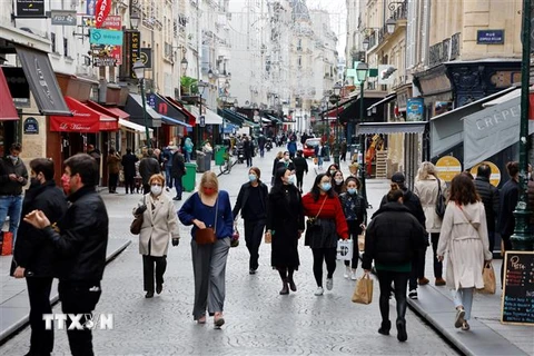 Người dân đeo khẩu trang phòng dịch COVID-19 tại Paris, Pháp. (Ảnh: AFP/TTXVN)