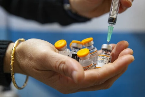 Một nhân viên y tế chuẩn bị liều vaccine Pfizer-BioNTech’s COVID-19 cho trẻ em tại một trung tâm tiêm chủng Clallit ở Jerusalem, vào ngày 28/11/2021. (Nguồn: Flash90)