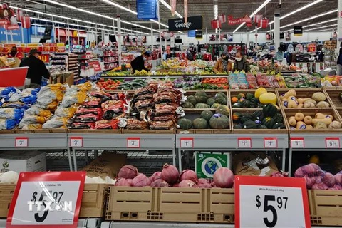 Khách hàng mua sắm tại một siêu thị ở Mississauga, Ontario, Canada. (Ảnh: THX/TTXVN)
